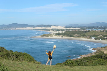 mulher em mirante na praia do rosa, santa catarina