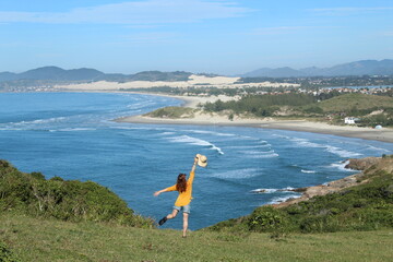 mulher em mirante na praia do rosa, santa catarina