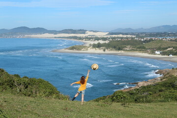 mulher em mirante na praia do rosa, santa catarina