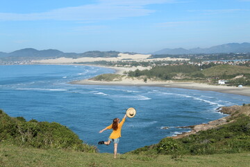 mulher em mirante na praia do rosa, santa catarina