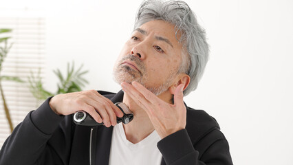髭を剃るシニア男性