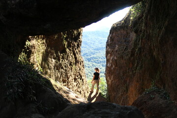mulher de boné de roupa esportiva em motanha - foto tirada no castelo dos bugres, joinvile, santa...