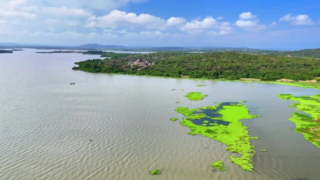 Video a&eacute;reo realizado con drone, en el volc&aacute;n de lodo el Totumo y cerca al lago del mismo nombre, en el departamento de Bolivar, cerca a Cartagena, Colombia.