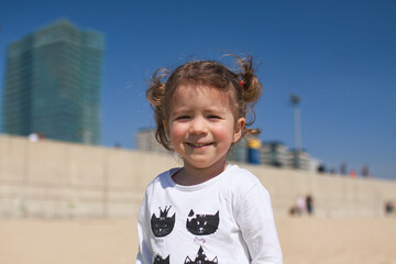 Retrato ni&ntilde;a rubia en la playa