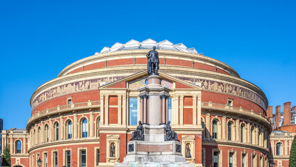 Obraz premium Located south of Royal Albert Hall in London, the Memorial to the Great Exhibition honors Albert, Prince Consort. The monument features intricate details and is surrounded by clear blue skies.