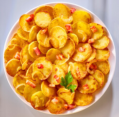 Bratkartoffeln mit Speck, Kartoffeln, Speck, isoliert, Topshot, würzig, 