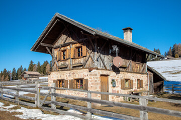 Berghütte am Tschögglberg über Vöran, Südtirol, im Winter