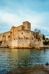 Le Château Royal de Collioure, majestueux vestige médiéval surplombant la Méditerranée,...