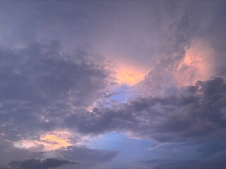 Naklejka premium Beautiful sky with natural gradations. Thick clouds in the dusk sky on a winter night. Image of a cloudy sky in the afternoon. View of the night sky with golden light from the evening sun 