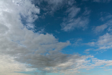 Obraz premium Morning sky with pink clouds, sunrise and daylight saving time