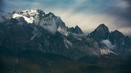 Obraz premium Dramatic mist-covered Jade Dragon Snow Mountain 