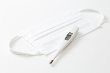 白背景にマスクと体温計