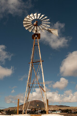Antiguo Molino de viento en hierro para bombear el agua. Fuerteventura, La Oliva. 