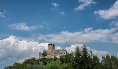 Castello medioevale sulla cima di una collina che domina la pianura