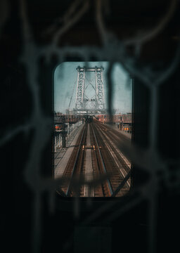 Fototapeta Manhattan bridge seen from a window