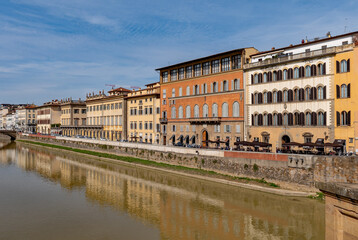 Blick über den Fluß Arno auf die Altstadt von Florenz in der Toskana in Italien 
