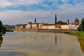 Blick über den Fluß Arno auf die Altstadt von Florenz in der Toskana in Italien