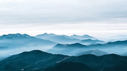Naklejka premium Serene Mountain Landscape with Misty Blue Hues Under a Cloudy Sky : Generative AI