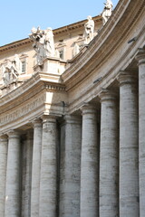 Statues et colonne de la place Saint-Pierre de Rome sous un ciel bleu
