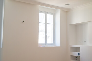 Mise en peinture de pièces lumineuses dans un appartement haussmannien de luxe, alliant...