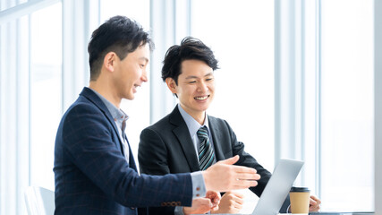 打ち合わせをする2人の男性ビジネスマン