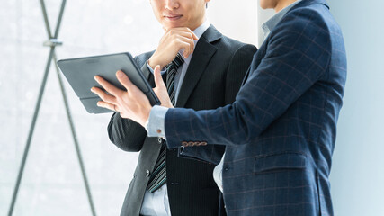打ち合わせをする2人の男性ビジネスマン