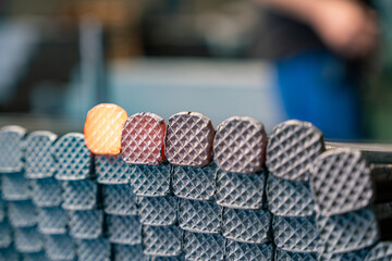 Stockage de pièces métalliques en petite série dans un atelier industriel, organisé pour la production et la logistique.