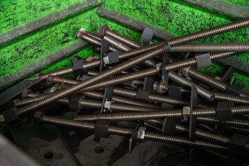 Stockage de pièces métalliques en petite série dans un atelier industriel, organisé pour la production et la logistique.