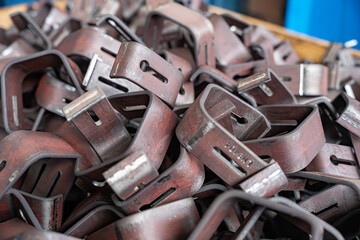 Stockage de pi&egrave;ces m&eacute;talliques en petite s&eacute;rie dans un atelier industriel, organis&eacute; pour la production et la logistique.
