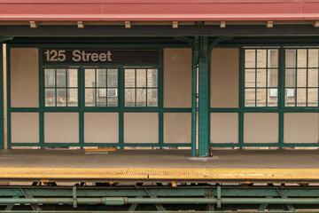 Arquitectura del andén del metro en Harlem, Manhattan, Nueva York, EE. UU. Andén de la línea 1 de metro en 125 Street Station, situada en un paso elevado sobre la calle Broadway.