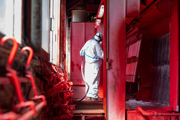 Application de peinture sur un produit en acier dans un atelier industriel, mettant en avant le...