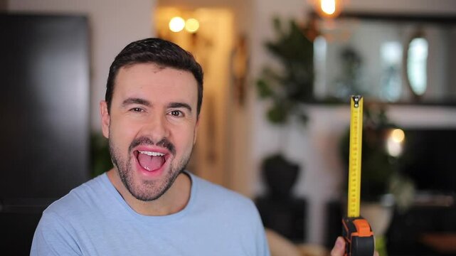 Man showing some dimension on measuring tape 