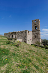 Obraz premium The ruins of a church inside the medieval castle of Lettere in Campania, Italy.