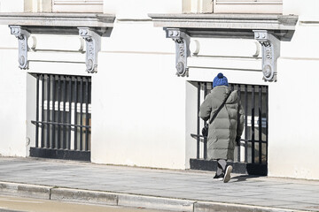 veille dame age rue bonnet froid hiver Bruxelles