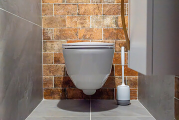 WC moderne avec carrelage design, cuvette suspendue et robinetterie haut de gamme, alliant...