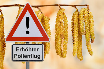 Ein Verkehrsschild warnt vor Pollen, Pollenflug und Allergie im Frühling vor den Blüten im...