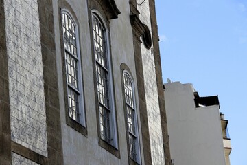janelas de casarão antigo - windows of an old mansion.