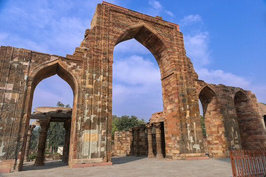 Fototapeta The Qutb Minar (Qutub Minar or Qutab Minar) is a minaret and victory tower comprising the Qutb complex and the main tourist magnet in New Delhi, the capital of India - New Delhi, India