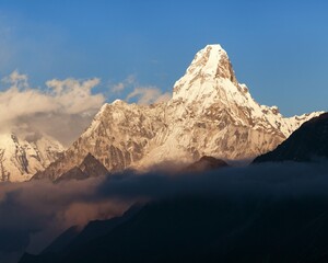 Obraz premium Evening view of Ama Dablam with beautiful clouds