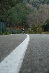 Obraz premium Cyclist on the roadway outside the city