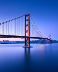 Naklejka premium Golden Gate Bridge at dawn