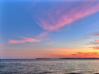 Obraz premium an amazing pink sunset clouds over the sea