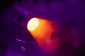 Un projecteur de lumière sur une scène de concert