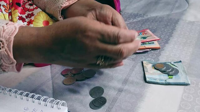 Se&ntilde;ora contando Dinero, Bolivia