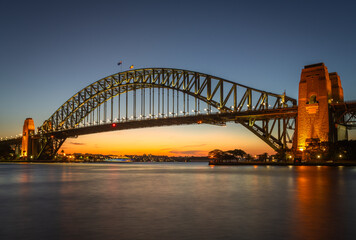 Obraz premium Long exposure of the Sydney Harbour Bridge and Sydney's Downtown from the north bank namely Mattawunga.