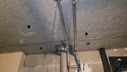 Passage de tuyaux de chauffage au plafond avec fixation murale