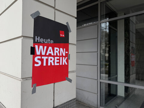 BERLIN, 12. M&auml;rz 2025: Plakat der Gewerkschaft ver.di ruft zum Warnstreik auf