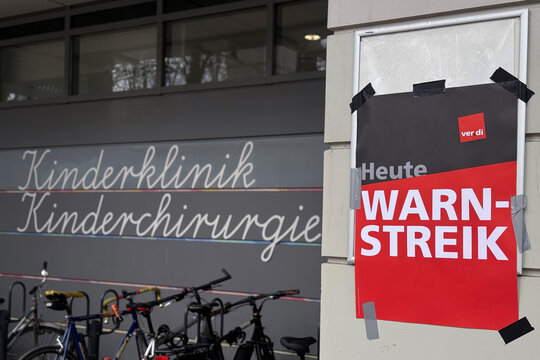 BERLIN, 12. M&auml;rz 2025: Plakat der Gewerkschaft ver.di ruft zum Warnstreik auf