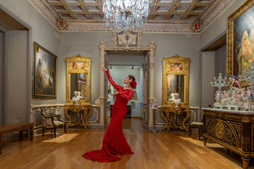 Mujer típica española bailando flamenco en un museo de Sevilla, Andalucía, España. Concepto de...