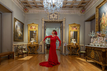 Mujer típica española bailando flamenco en un museo de Sevilla, Andalucía, España. Concepto de...